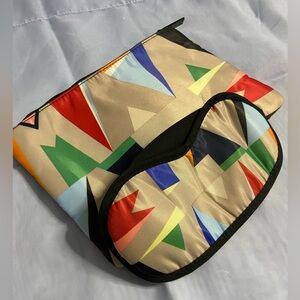 QANTAS AIRLINE Dopp/Toiletry Bag w/ Sleep Mask